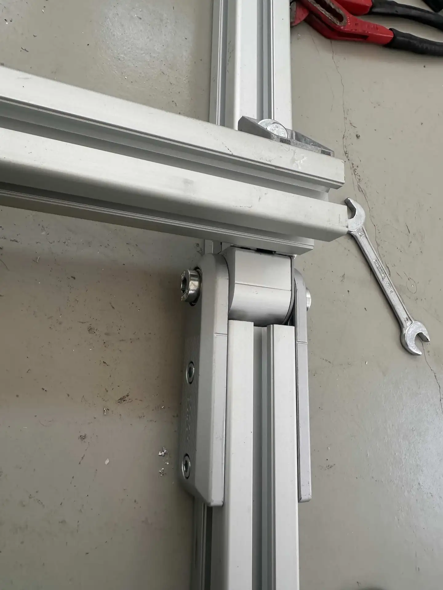 Variable angle joint used to assemble the structure, showing the drilled 17mm holes